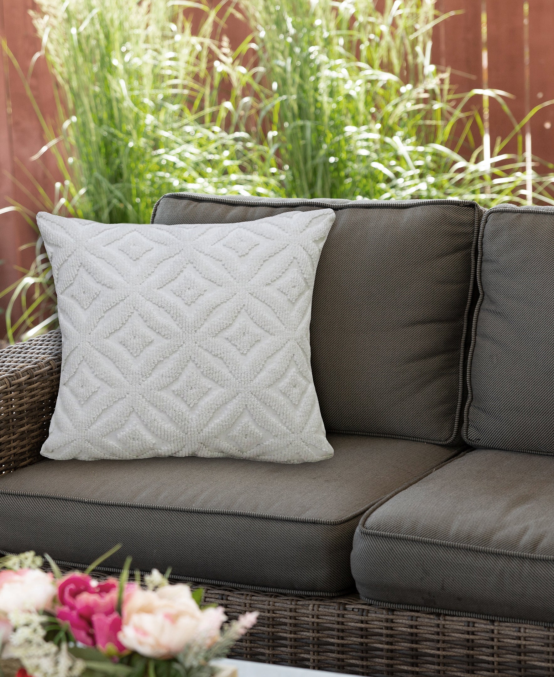 18"x18" White Indoor Outdoor Ogee Decorative Pillow Vibhsa