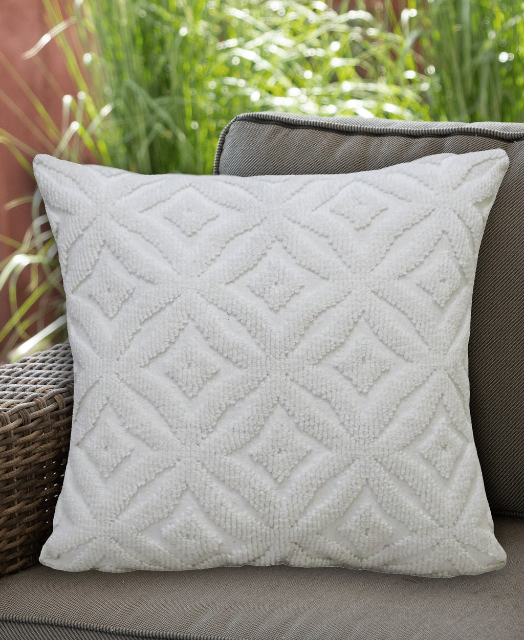 18"x18" White Indoor Outdoor Ogee Decorative Pillow Vibhsa