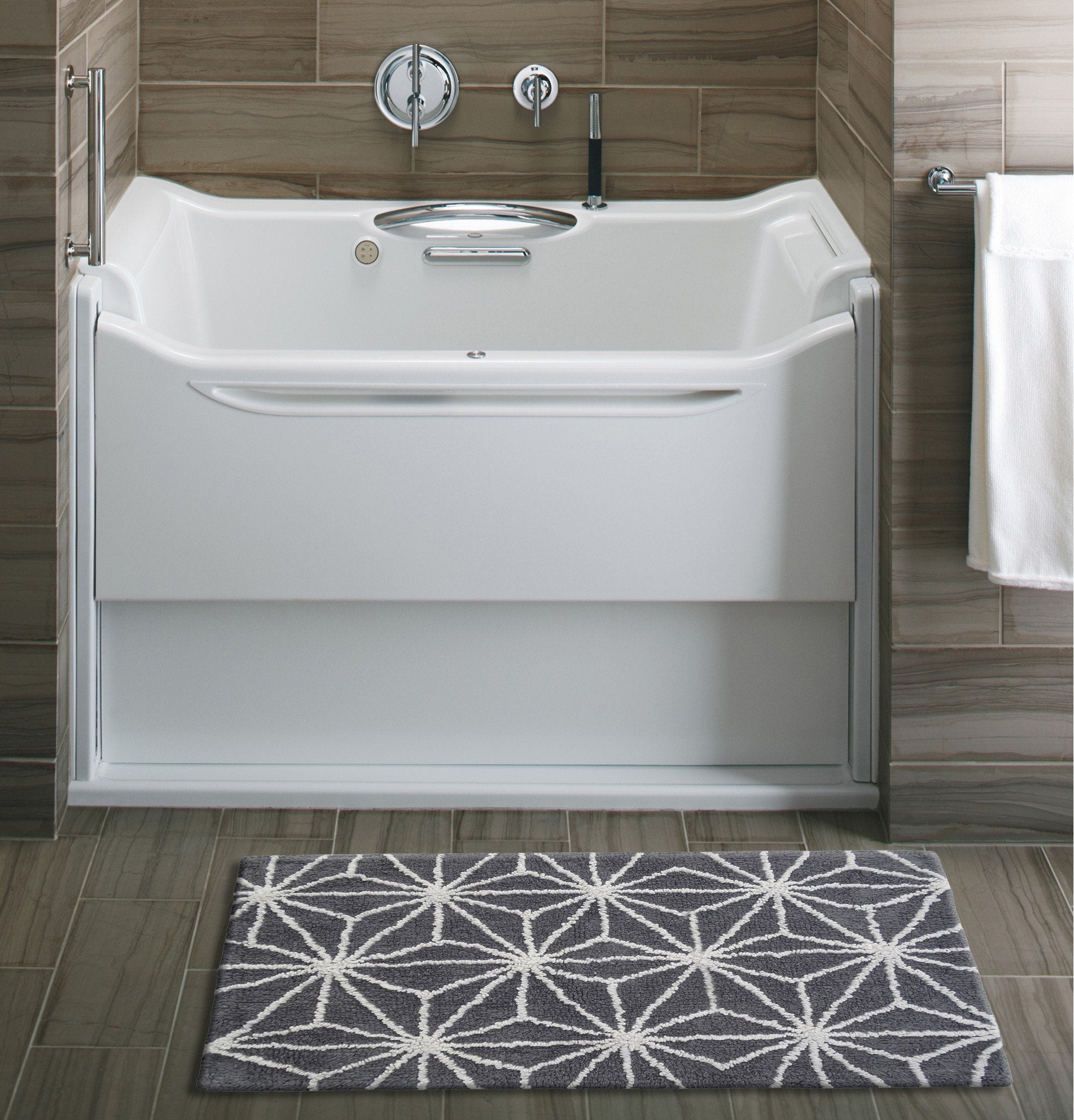 CHICOS HOME Bath Rug Geometric Pattern in Grey & Ivory Vibhsa