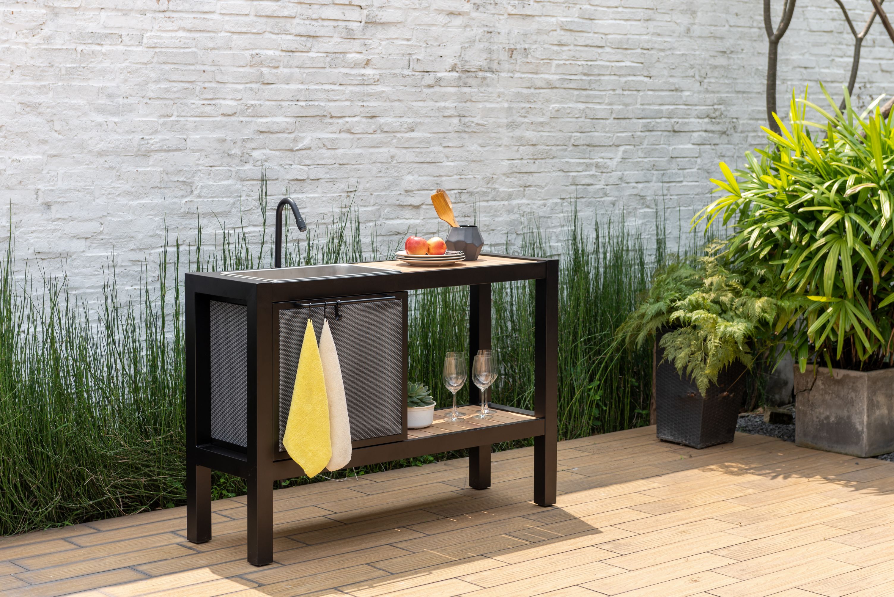 Panama Dark Outdoor Kitchen LifestyleGarden US
