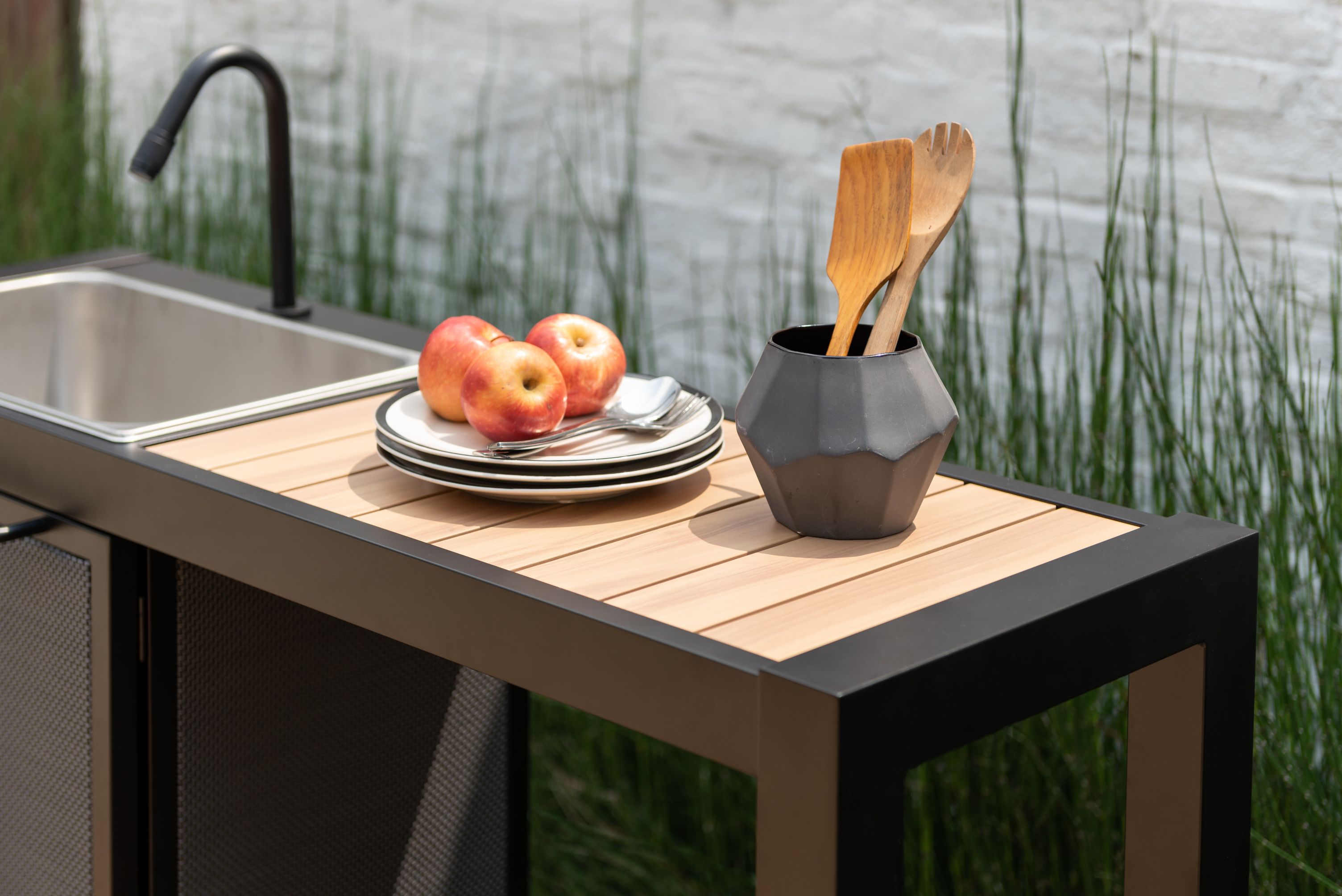 Panama Dark Outdoor Kitchen LifestyleGarden US