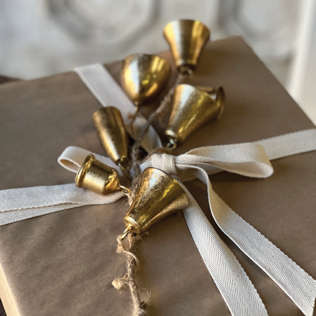Ensemble Metal Gold Bell Hanging Branches Designs