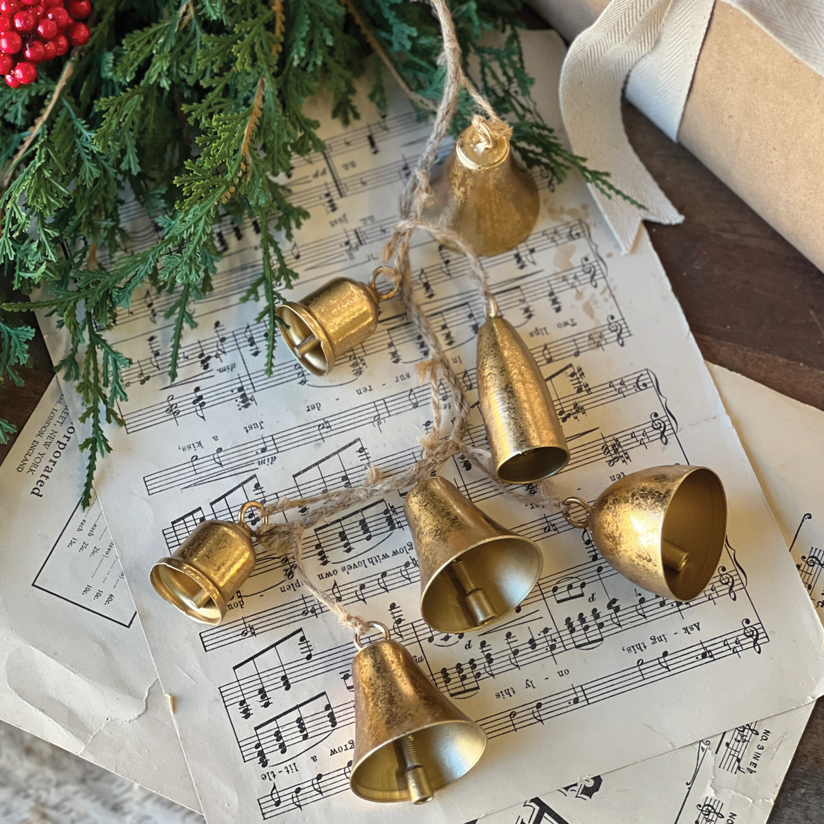 Ensemble Metal Gold Bell Hanging Branches Designs