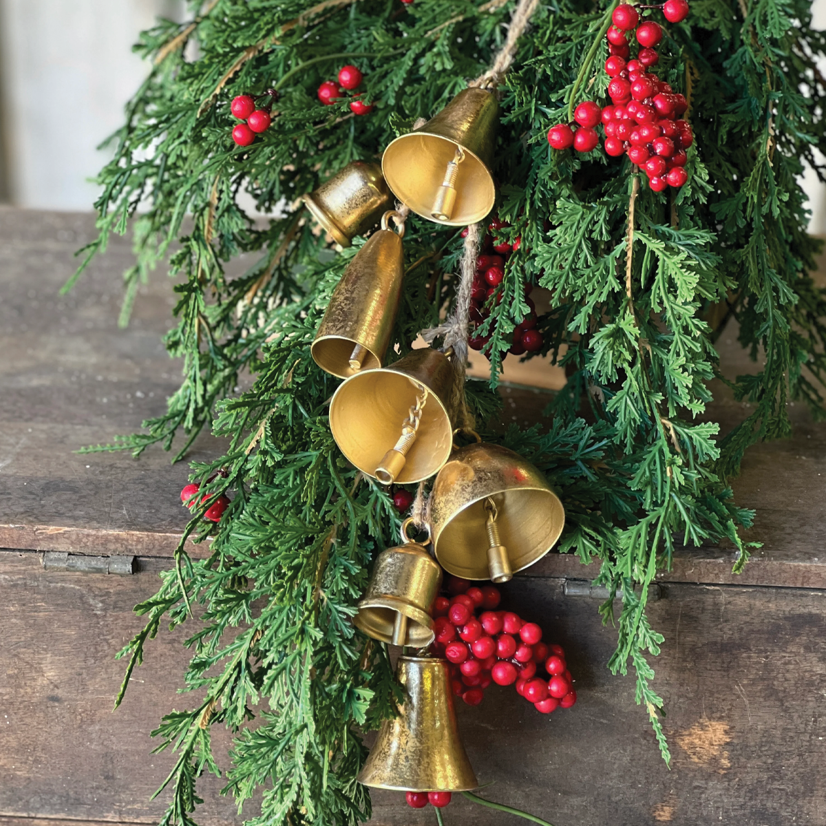 Ensemble Metal Gold Bell Hanging Branches Designs